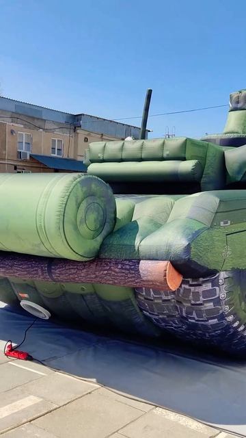 Танк Т-90 из воздуха? Да, это возможно! Надувной гигант!