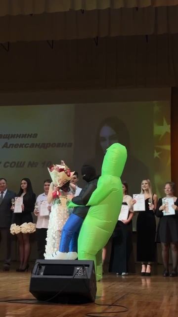 Вручение медали одной из выпускниц. смотреть онлайн