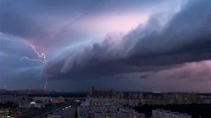 Мощный шторм обрушился на Санкт-Петербург. Нева вышла из берегов, город стремительно уходит под воду