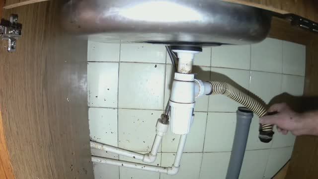 Очищаем сифон с разборкой. смотреть онлайн