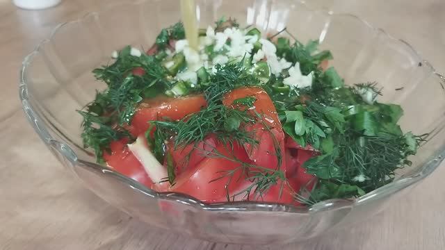 Острый салат из помидоров. Для любителей: с чесноком, зеленью и горчичной заправкой смотреть онлайн