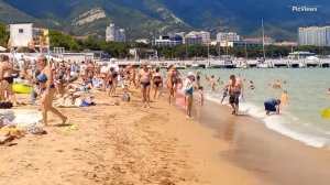 Геленджик Центральный пляж сегодня 4 июля 2025. Море и погода в Геленджике сейчас. Обстановка