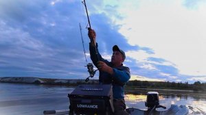 Сом сломал удочку! А я его руками! Рыбалка на сома по новым местам