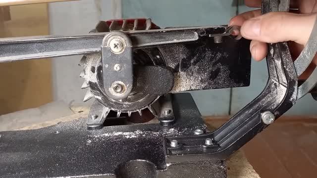 Установка крепления на лобзиковый станок.mp4