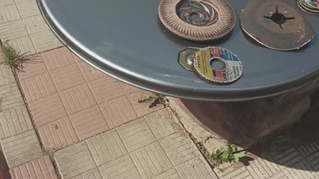 Как открыть железную бочку и сохранить крышку.