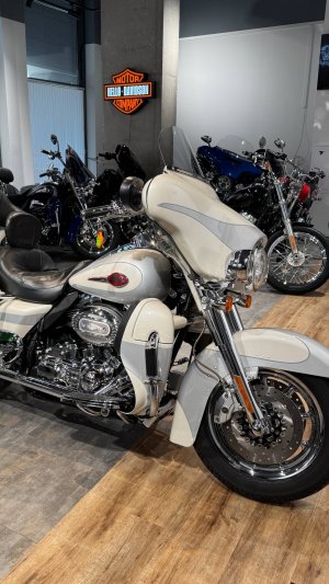 CVO Electra Glide 34K Snow Frost