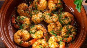 Жареные креветки на сковороде с чесноком