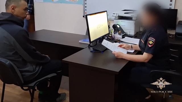 Полицейские лишили гражданства РФ и депортировали мужчину, которого пытались склонить к госизмене