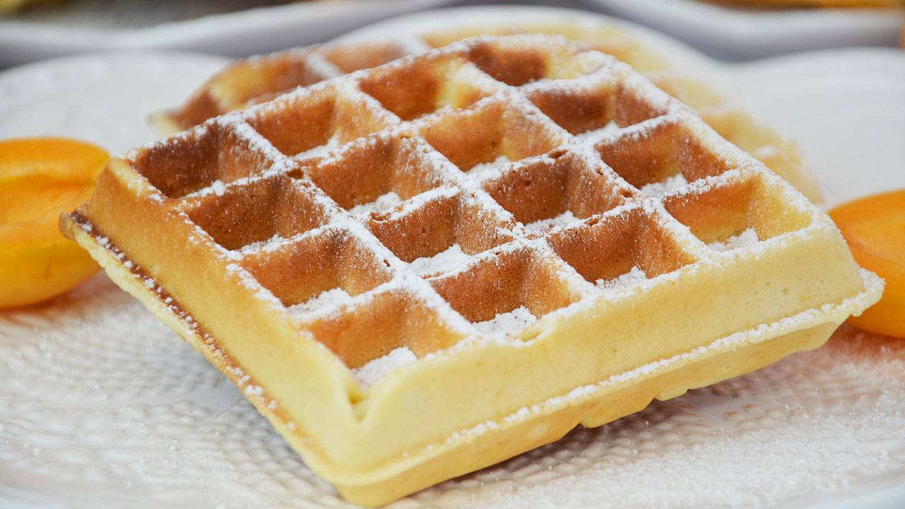 🔥 Бельгийские вафли как в кофейне! Простой рецепт на завтрак — вафельница и 20 минут! 🍯 смотреть онлайн