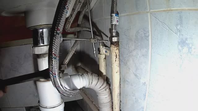 Теперь можно подсоединить шланг. смотреть онлайн