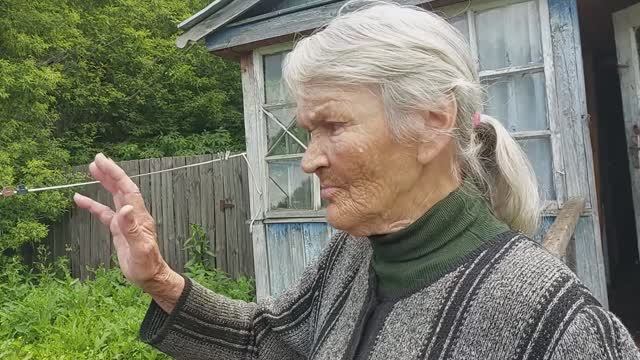 Тетя Валя устает с животными. смотреть онлайн