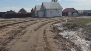 Выравнивание сельских дорог в Якутии прицепным грейдером