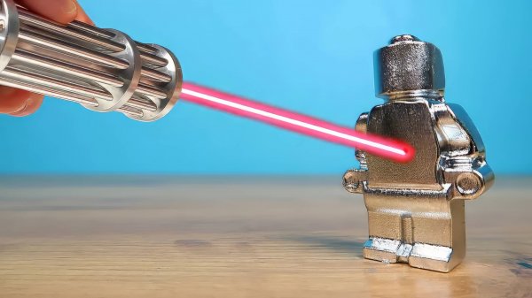 Мощный лазер против Лего человечка из Галлия!
