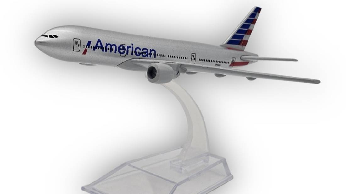 Модель пассажирского самолета Boeing 777 American Airlines длина 15 см (без шасси)