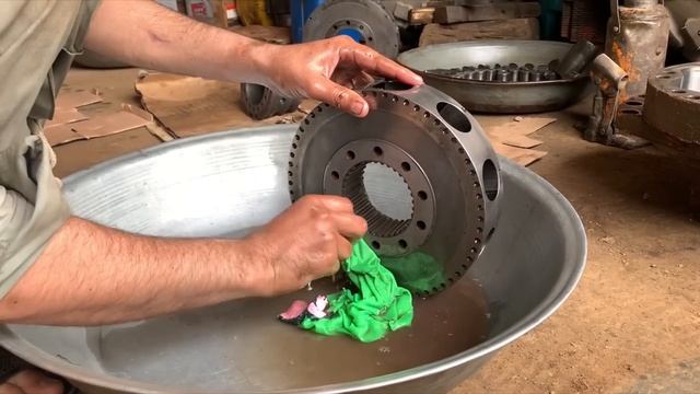 Механик показывает как проходит ремонт дорожного катка смотреть онлайн