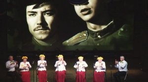 Смуглянка на деревянных ложках