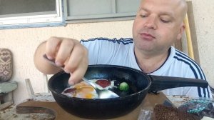 Мукбанг яичница с колбасой/обжор/завтрак/еда на камеру/мокпанроссия