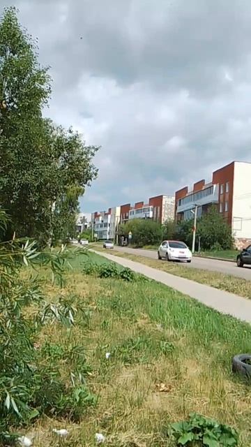 Дорога в малоэтажном пригороде смотреть онлайн