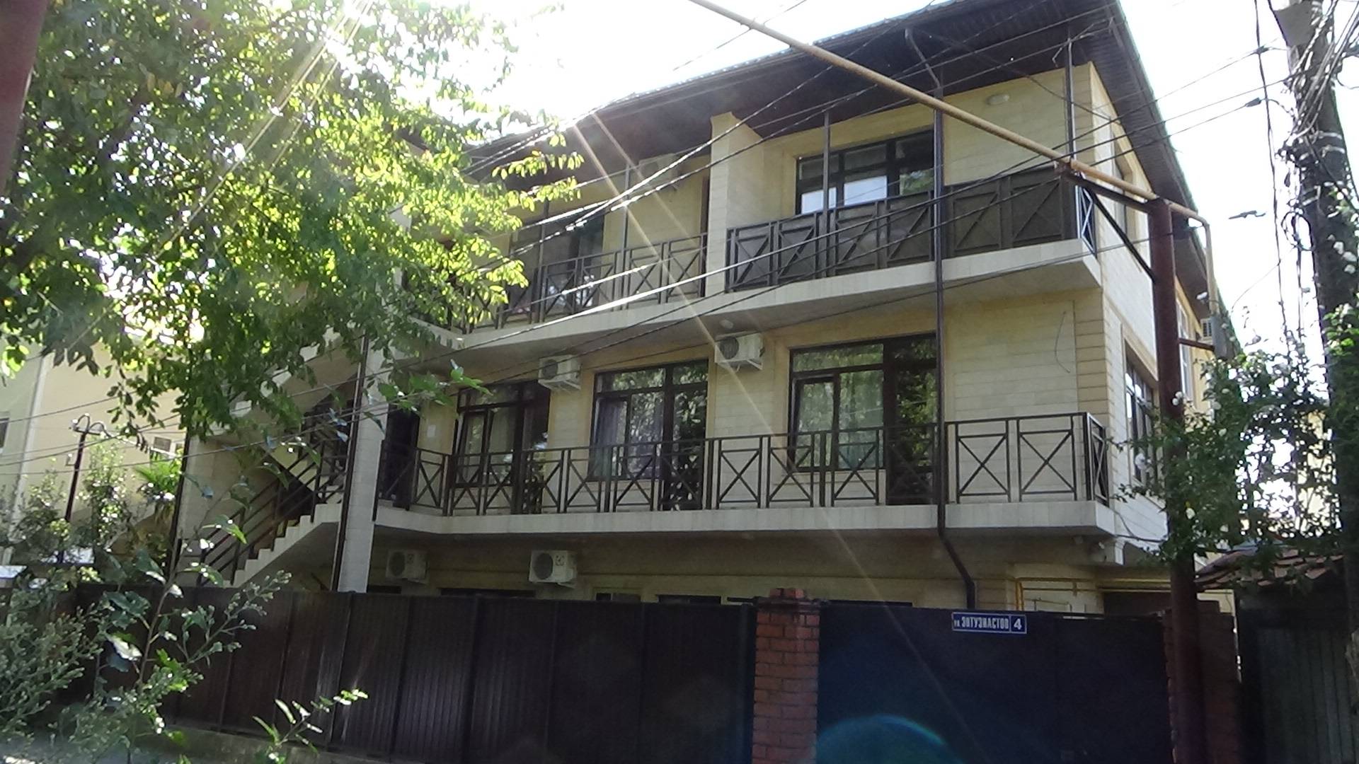 снять домик у моря где снять не дорогое жилье в лазаревском?