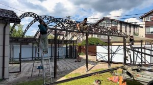 Навес для автомобилей во дворе частного дома #спецкаркас #навесы