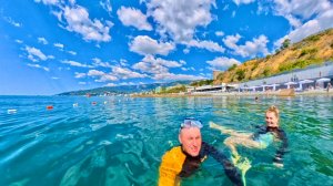 ЯЛТА. УРА!!! Море ПРОГРЕЛОСЬ! Отдыхающие ЛИКУЮТ! БЕСПЛАТНЫЙ ПЛЯЖ ИЗУМРУДНЫЙ. КРЫМ отдых 2025