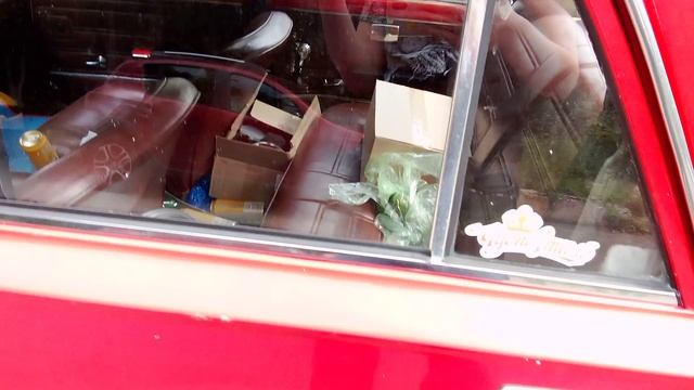 Советский автомобиль ВАЗ 2101 копейка в красном цвете. Очень интересный видос.