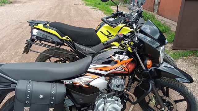 внешнее сравнение мотоциклов DUKE 300 и TVS HLX 150X