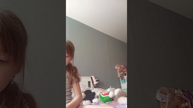 плету браслетик.