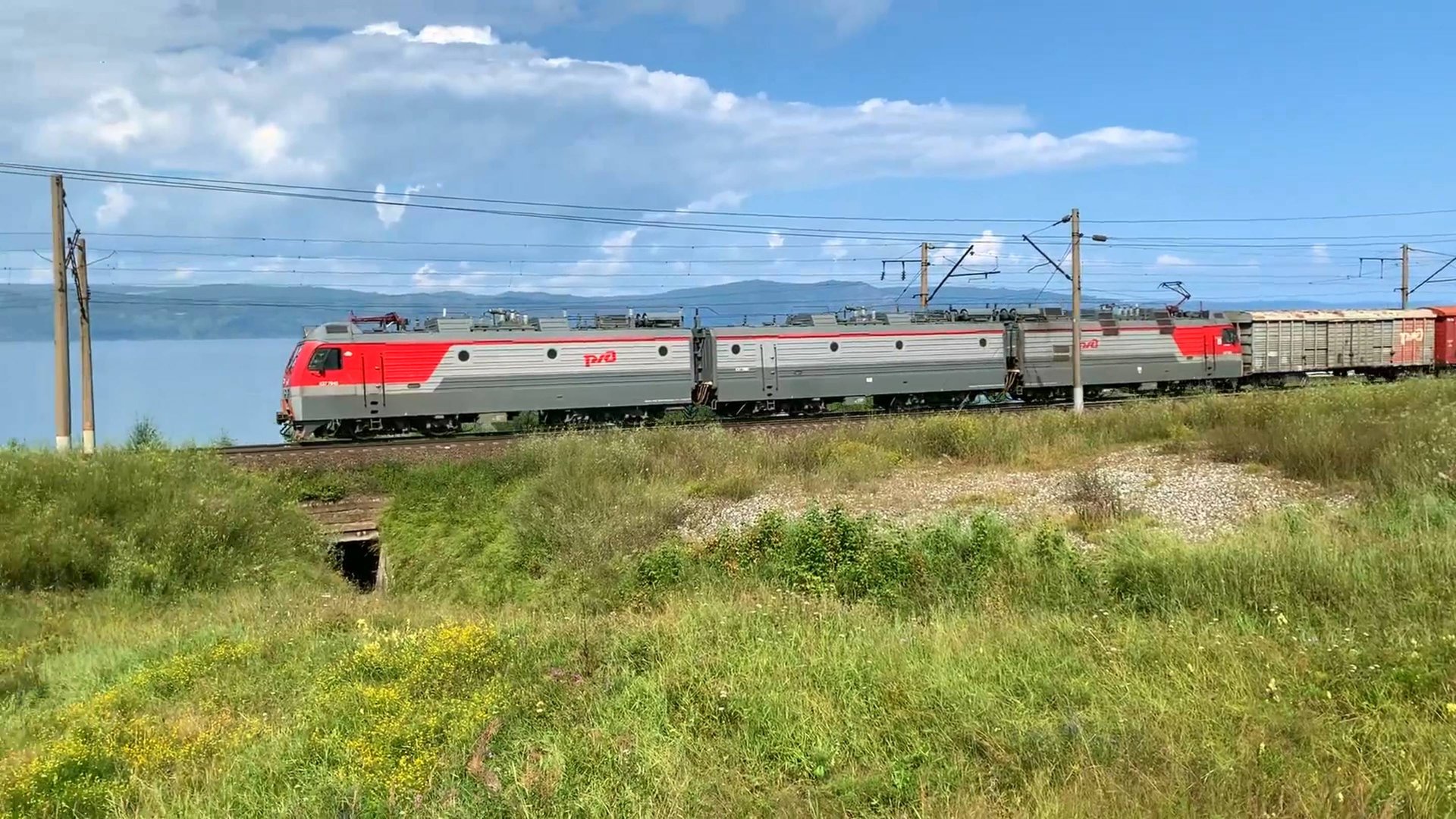 Грузовые поезда РЖД на Байкале летом смотреть онлайн