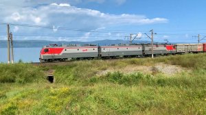 Грузовые поезда РЖД на Байкале летом