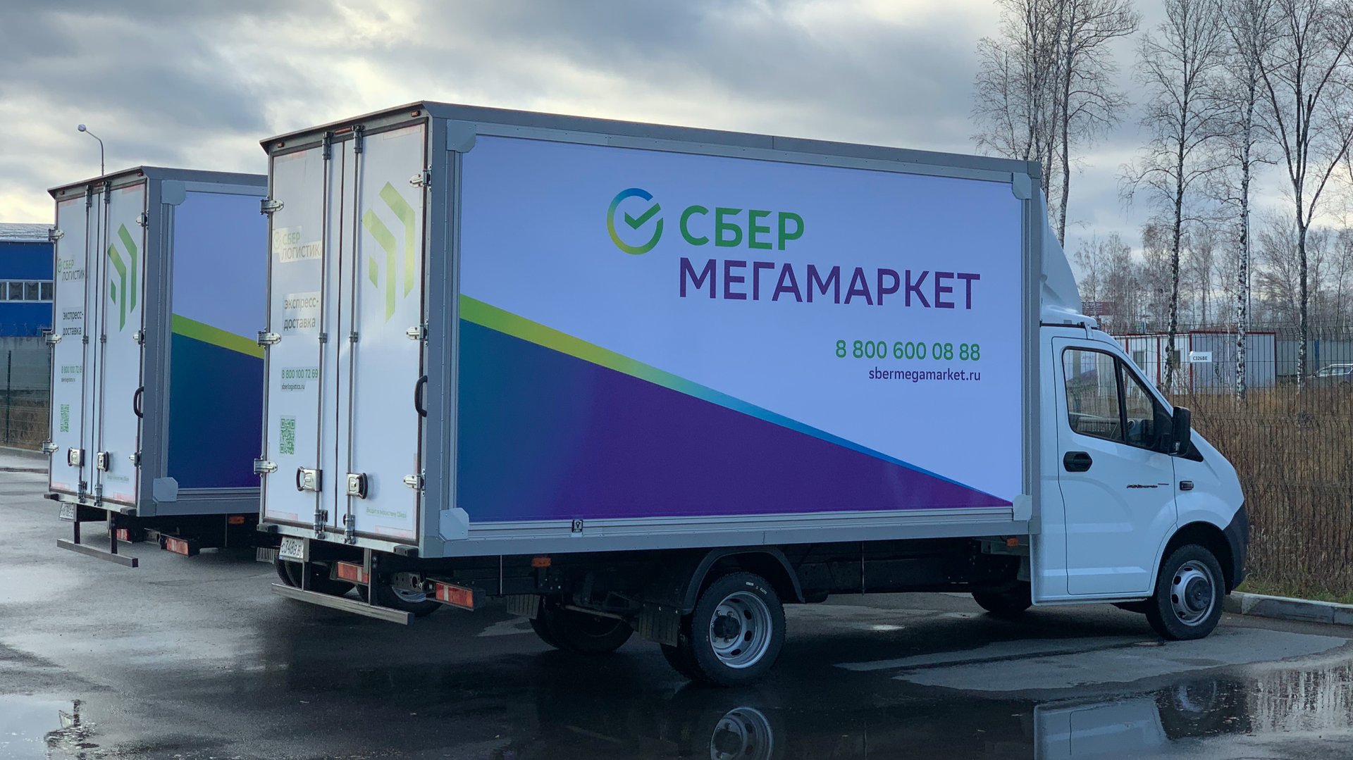 Самая быстрая реклама на бортах.