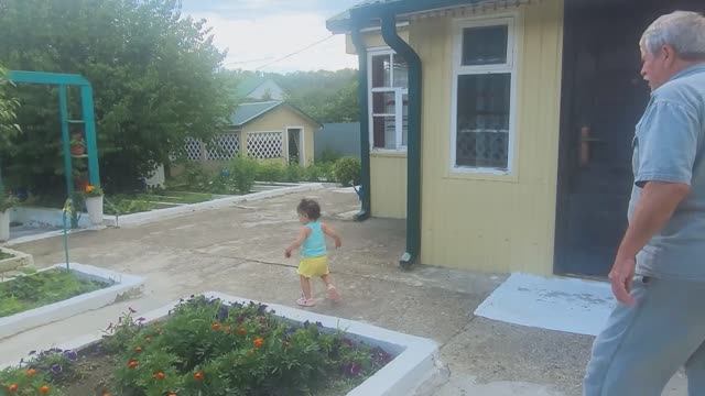 В Горском/и стар, и млад 🫶 собирают урожай 🥒 смотреть онлайн