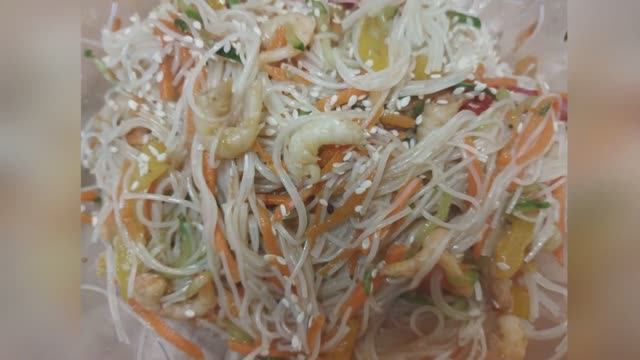 Фунчоза с креветками и овощами. Жаренное всегда вкуснее сырого работает и на этом рецепте смотреть онлайн