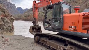 Рыбалка при помощи экскаватора.