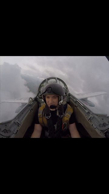 Облака на истребителе L29 смотреть онлайн