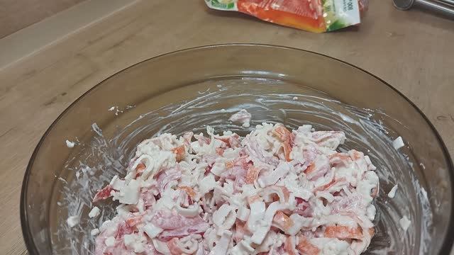 Быстрый салат из крабовых палочек с помидором. Сыр, майонез и зубчик чеснока. Салат за 5 минут смотреть онлайн