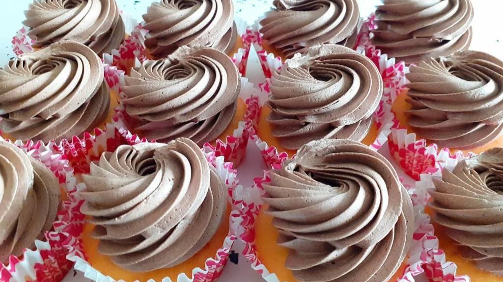 Шоколадный крем на сметане. Рецепт стабильного и вкусного крема! смотреть онлайн