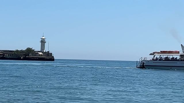 Ялта. Набережная имени В.И.Ленина. Море. Кофе. Теплоход. 28.05.2025. Крым. Crimea. Yalta. смотреть онлайн