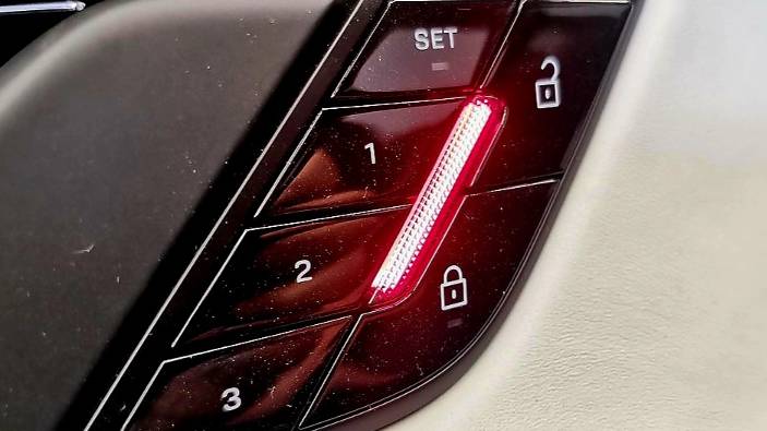 Оригинальные доводчики дверей и «Слепые зоны» PORSCHE TAYCAN. Porsche-upgrade.ru смотреть онлайн