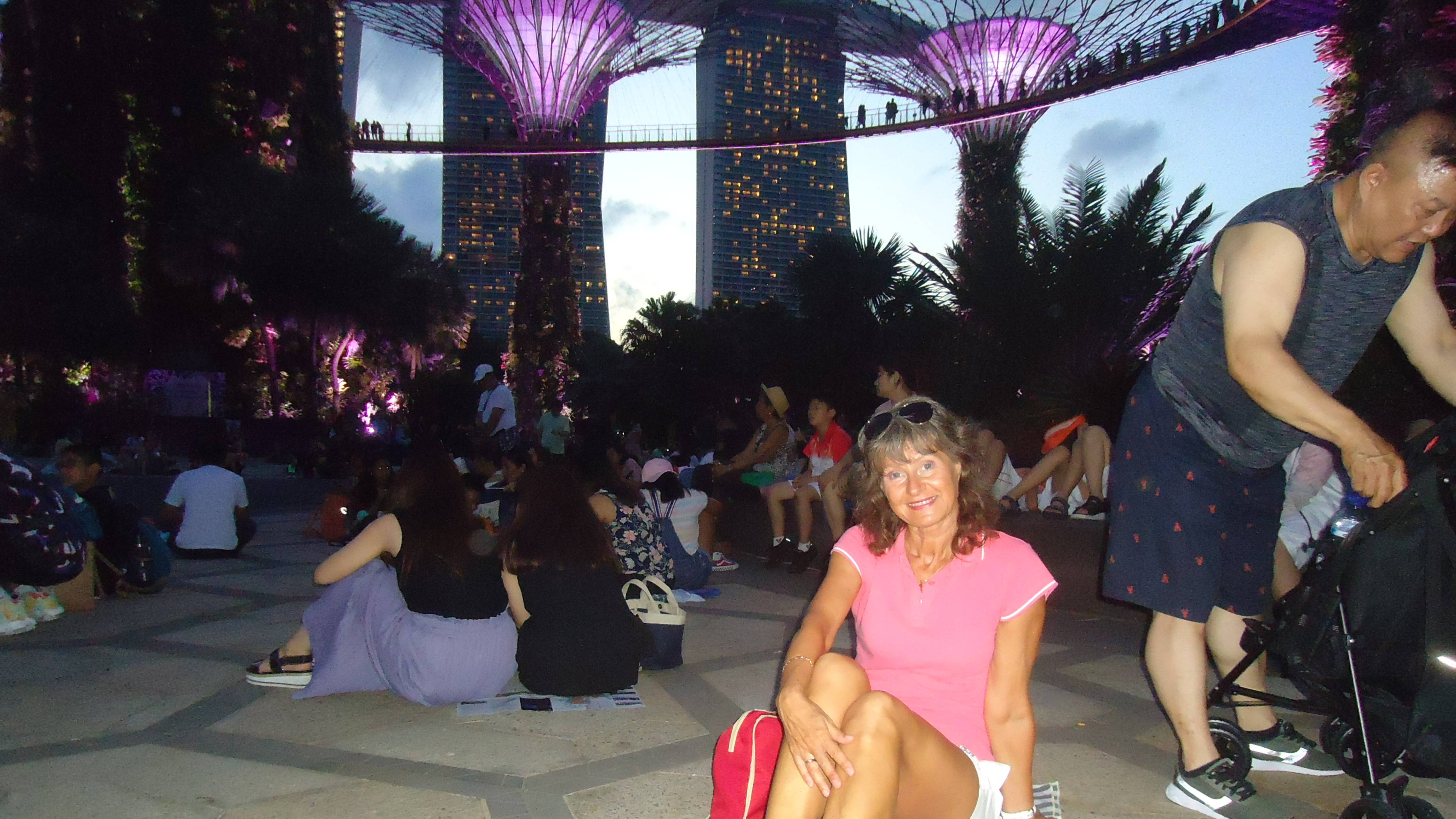 Супер деревья (Supertree) в Садах у залива (Gardens by the Bay). "Садовая рапсодия". Сингапур. смотреть онлайн