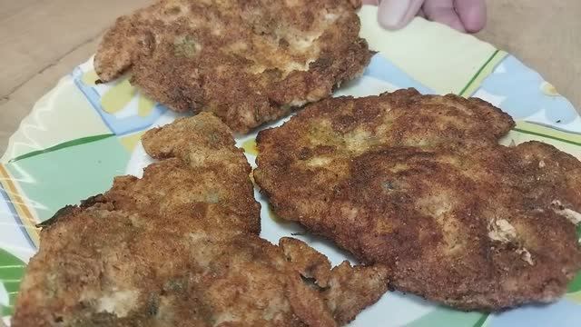 Сделали Куриный шницель из грудки, годится для этого и филе бедра смотреть онлайн