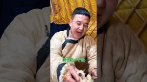 Пастух монгол встречает сестру из города и угощает традиционными блюдами.