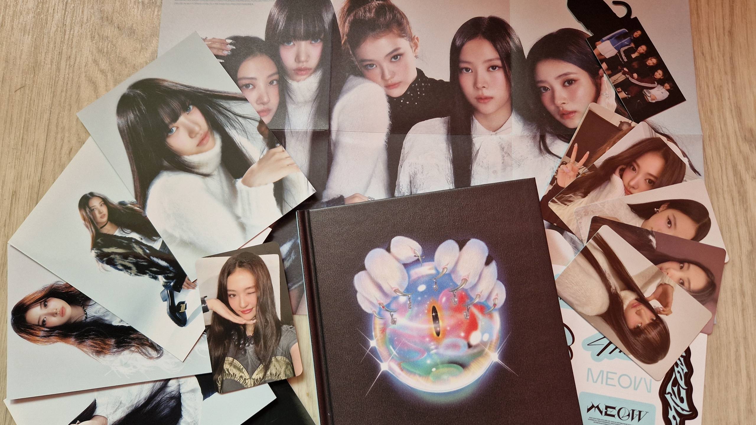 MEOVV - MY EYES OPEN VVIDE (PHOTOBOOK ORB Ver.)