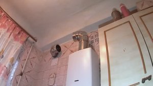 Сажетруска и дымоход газовой колонки.