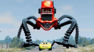 Крутой побег Молнии Маккуин от пожирателя пауков, автобуса, игра BeamNG.Drive