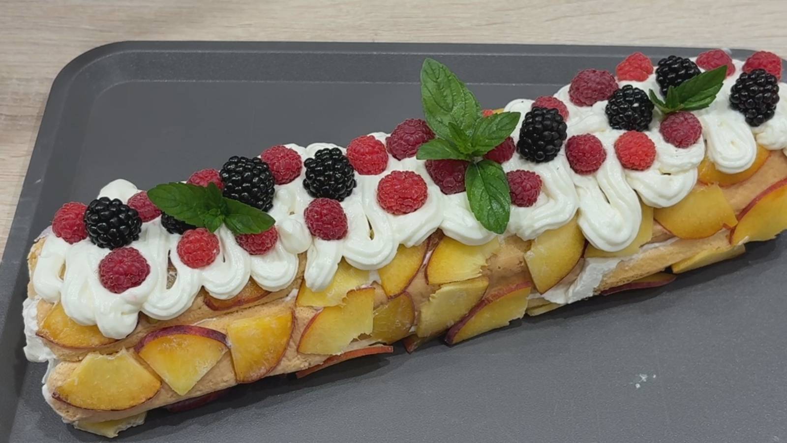 Обалденный персиковый рулет без выпечки за 10 минут - просто тает во рту смотреть онлайн