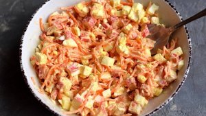 Салат из крабовых палочек с плавленным сыром и корейской морковью. Очень вкусный салат по новому!