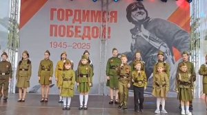 «Шли солдаты на войну!», поёт Образцовый ансамбль р.п. «Обереги» и Ансамбль р.п. «Звоночки»