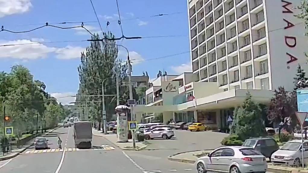 Два негодяя едва не сбивают женщину на пешеходном переходе. Донецк 2025.