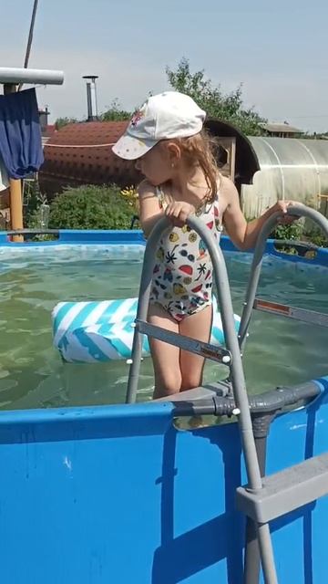 мы сегодня купались в бассейне с моей сестрой